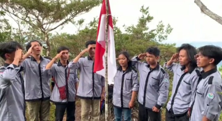 Semarak HUT RI ke-77, Sejumlah Mahasiswa KKN Unimed Kibarkan Merah Putih di Delleng Simpoon PB