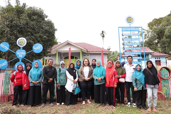 Ketua TP PKK Pakpak Bharat Membagikan Pupuk Organik di Desa Tanjung Meriah