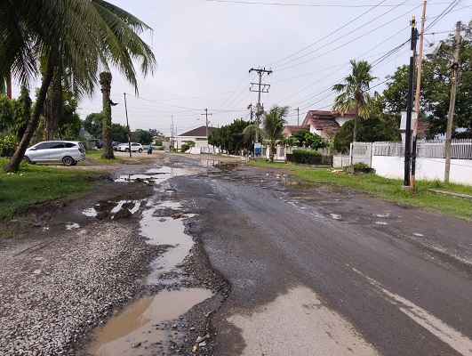 5 Bulan Jalan Diaspal, Jalan Marsabut depan Hotel Deparis Hancur dan Berlobang