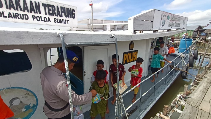 Cerdaskan Anak Bangsa, Dit Pol Airud Polda Sumut Ajak Anak Nelayan Baca Buku di Perpustakaan Terapung