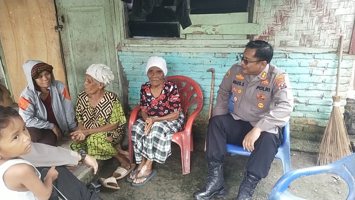 Kapolresta Deli Serdang Blusukan Berikan Bansos untuk Warga Kurang Mampu