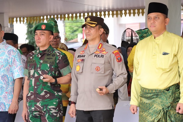 Kapolresta Deli Serdang Menghadiri Upacara Peringatan Hari Guru Nasional ke-77 di Alun-Alun Pemkab Deli Serdang