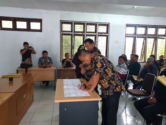 Jabatan Kadis Ketahanan Pangan dan Pertanian Kab Pakpak Bharat Diserah Terimakan