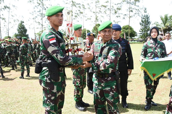 Kasdam IBB Didampingi Danrem 023KS Gerak Jalan Etape Terakhir Tonting Infanteri ke-74 Tahun