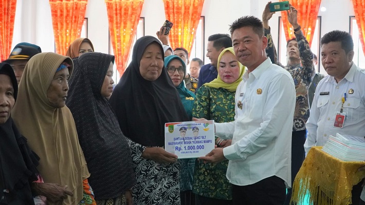 Secara Simbolis, Bupati Rohil Salurkan 17.500 BLT di Rimba Melintang