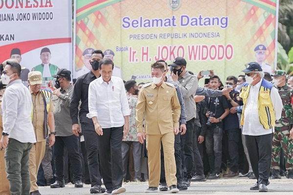 Bupati Rohil Mendampingi Presiden RI Resmikan SPAM Durolis