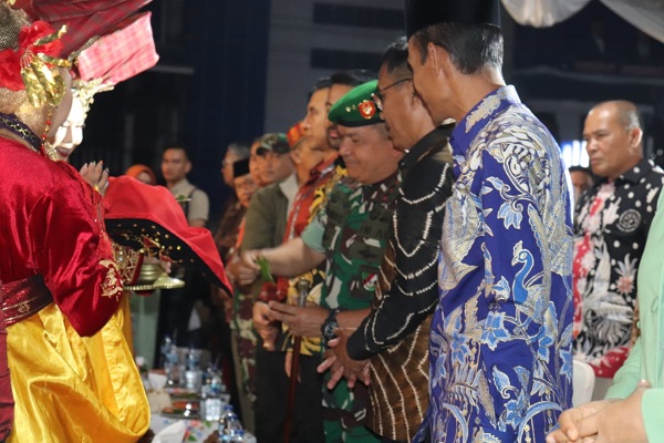 Dandim 0309Solok Mendampingi Pangdam IBB di Acara Malam Puncak HUT Kab. Solsel ke-19