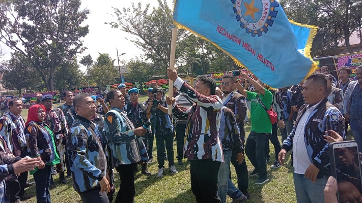 Ketua DPD PAC IPK Kota Medan Serahkan Pataka kepada Ketua PAC Medan Helvetia