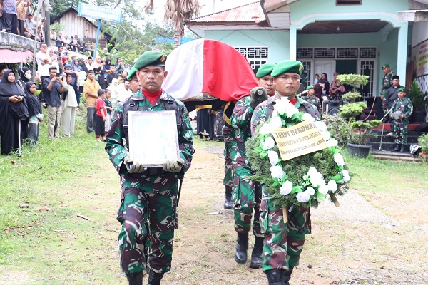 Dandim 0309Solok Menjadi Irup Pemakaman Secara Militer (Alm) Serma Edison