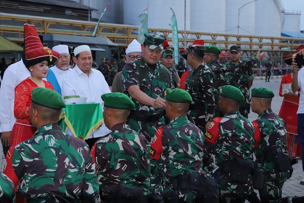 Panglima TNI Memberangkatkan Sebanyak 900 Prajurit Yonif Raider Khusus 115ML dan Yonif 125SMB ke Papua