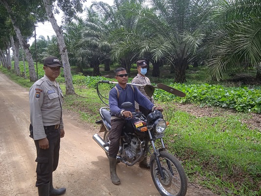 Personil Polsek Galang Mengajak Warga Cegah Karhutla