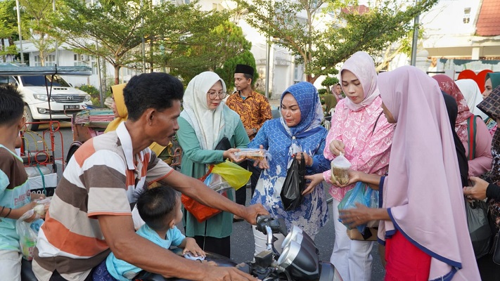 Tim Penggerak PKK Kabupaten Rohil Membagikan Ratusan Takjil kepada Masyarakat Bagansiapiapi