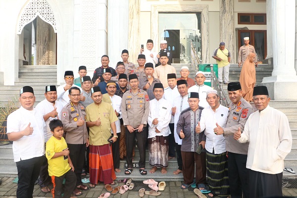 Wakapolda Sumut Mendengarkan Curhat Ibu-ibu Jamaah saat Safari Subuh