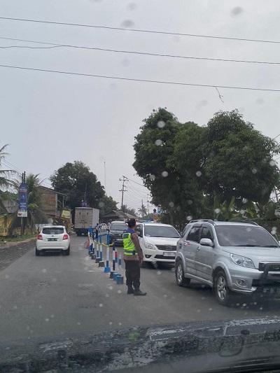 Jalur Wisata Berastagi Diguyur Hujan, Polda Sumut Mengatur Lalin Urai Kemacetan