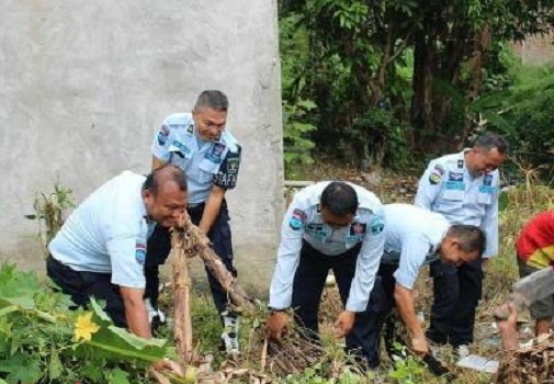 Karutan Kelas I Medan Kanwil Kumham Sumut Bergotong Royong Bersama Warga Binaan dalam Rangka HBP ke- 59
