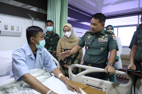Kasad Menjenguk Prajurit Korban Penyerangan KST Papua di RSPAD
