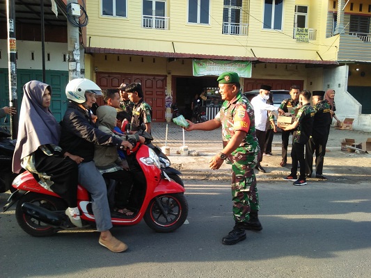 Sertu Muliadi Personel Koramil 15DT Turun ke Jalan untuk Bagikan Sembako Bersama HIPAKAD 63