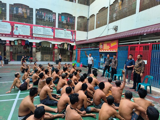 Jaga Tubuh Tetap Fit, Warga Binaan Rutan Labuhan Deli Lakukan Senam Sore