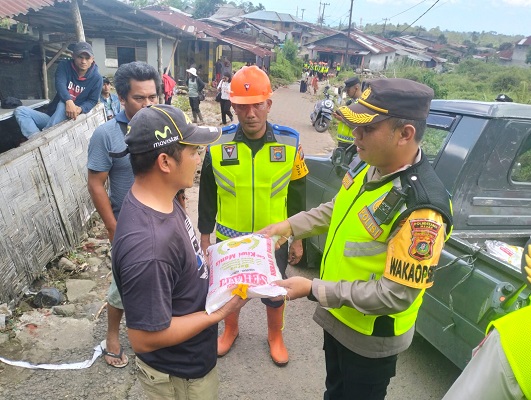 Polda Sumut Menyalurkan Bantuan Bagi Korban Banjir Bandang di Sibolangit