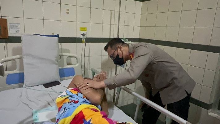 Kapolresta Deli Serdang Menjenguk dan Beri Semangat kepada Personilnya yang Sakit Menahun