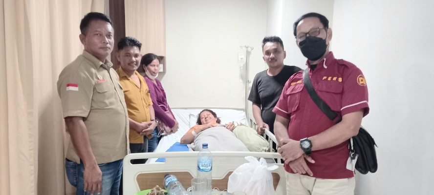 Pimpinan MP News dan Metropos24, Burju Simatupang ST SH Menjenguk Istri Wartawan di RS MM Medan