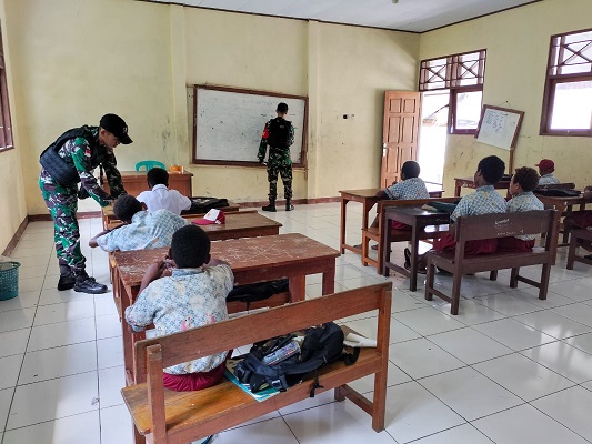 Satgas Yonif 132BS Mengajar Di SD YPPK Epinosa Kp.Kalimao