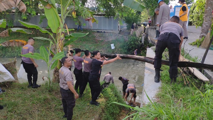 Polri Peduli Lingkungan, Polresta Deli Serdang Bersihkan Sampah di Sekitaran Sungai Malinda