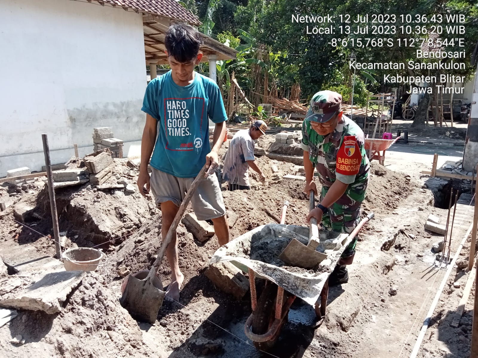 Membaur Dengan Masyarakat, Babinsa Koramil Sanankulon Laksanakan Kegiatan Rehab Rutilahu Milik Warga Binaannya