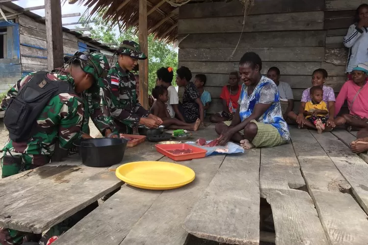 Kembangkan Kreativitas Warga, Satgas Yonif 125/SMB Ajari Masyarakat Membuat Dendeng