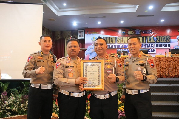 Dirlantas Polda Jateng Memberikan Penghargaan ke Satlatas Polresta Pati