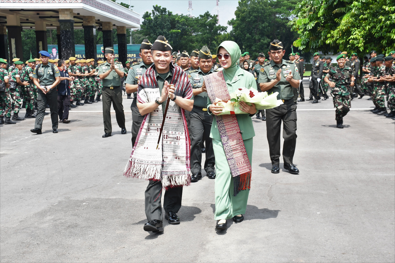 Pangdam Baru Disambut Ulos dan Pedang Pora di Kodam I/BB