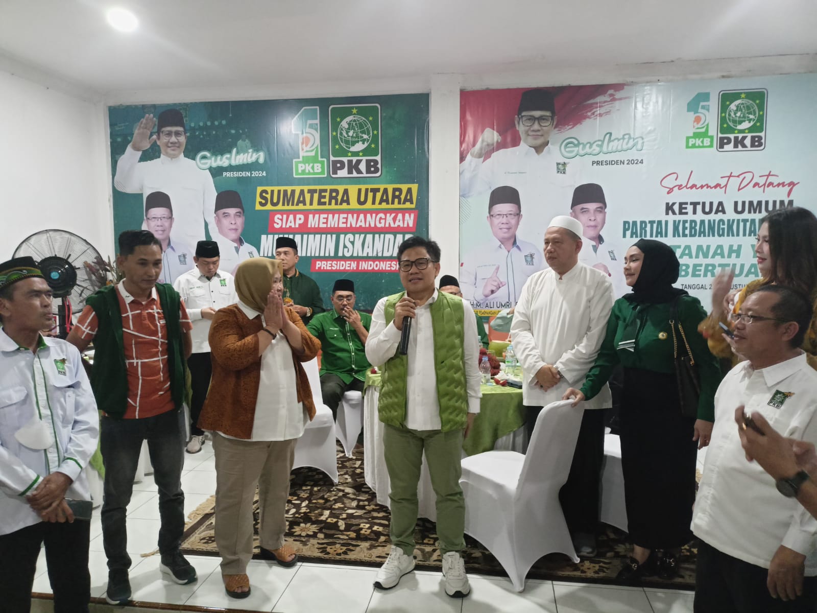 Gus Imin bersama rombongan berkunjung ke kediaman tokoh masyarakat Sumatera Utara, Rabu (02/08/2023), (Foto: TP/AL)