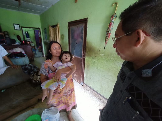 Wong Chun Sen Kembali Kunjungi dan Berikan Asupan Vitamin serta Gizi kepada 5 Bayi Stunting
