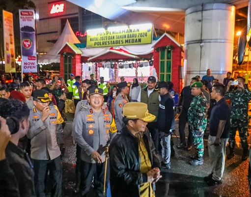 Bersama Pj Gubsu, Wali Kota Medan Serahkan Bingkisan kepada Petugas Pos PAM Natal dan Tahun Baru