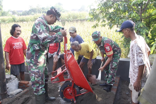 Babinsa Koramil 080820 Sananwetan Menggelar Karya Bhakti