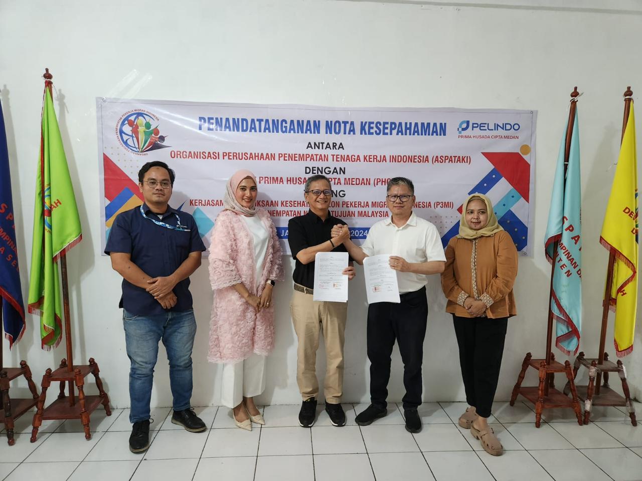 Foto: Delegasi RS Prima Husada Cipta Medan yaitu: Plt. Direktur Utama PT Prima Husada Cipta Medan, Aprilla Dwison didampingi oleh para SPV. Dan delegasi Aspataki diwakili oleh Sekretaris Jendral Aspataki dan Filius Yandono.