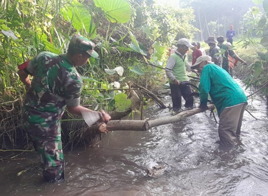 Pembersihan Aliran Sungai, Kerja Sama Babinsa Koramil 080803 Kanigoro Bersama Warga Gogodeso