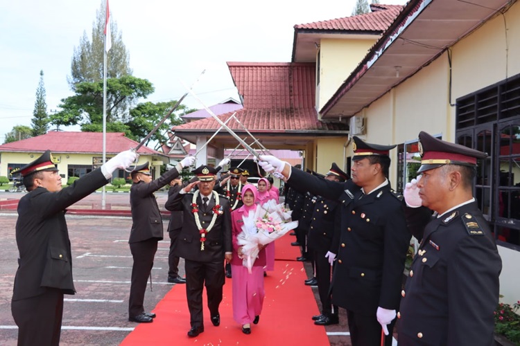 Upacara Pedang Pora Lepas 2 Perwira Polres Dairi Masuk Masa Purna Bakti, Kapolres Dairi Terimakasih buat Pengabdiannya