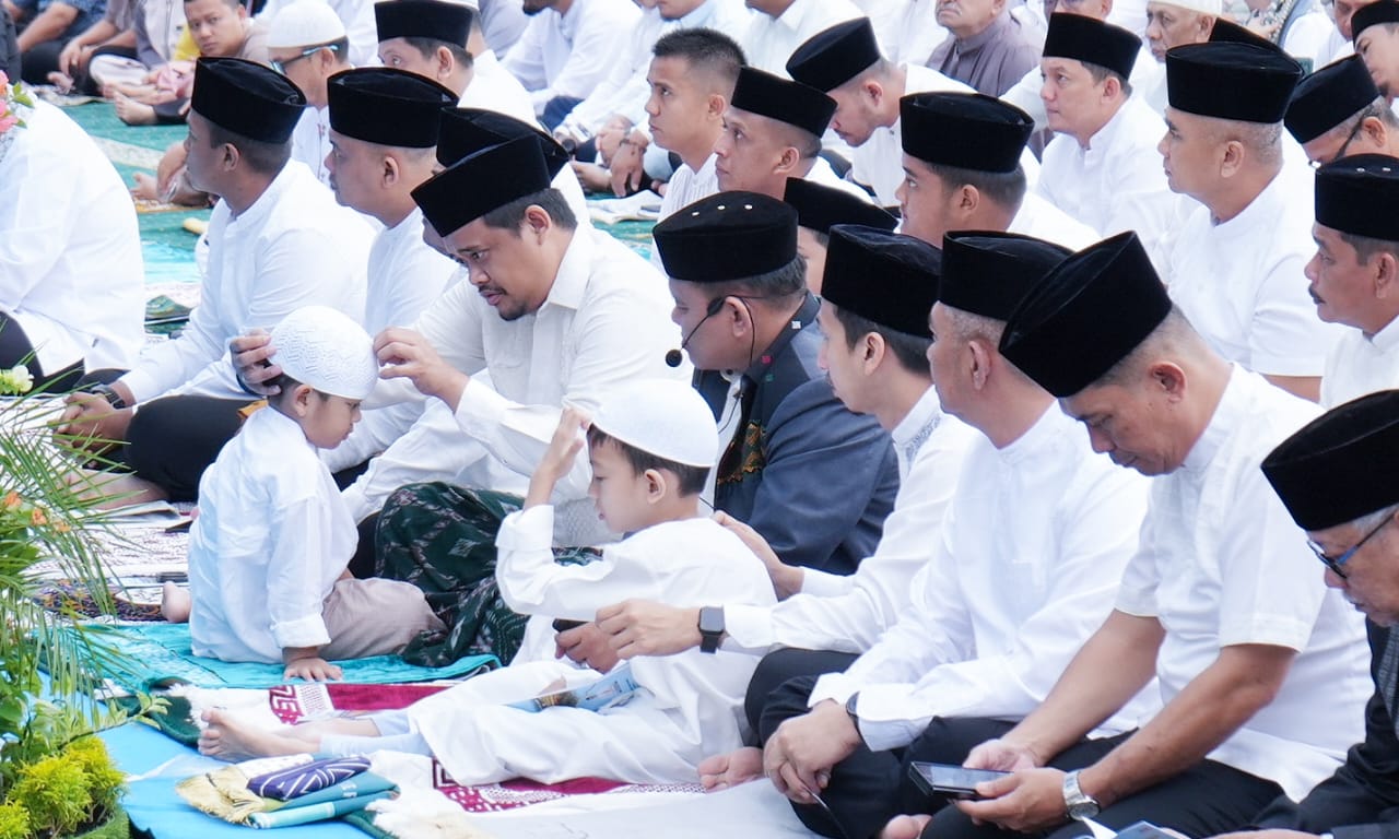 Wali Kota Medan Bersama Keluarga Salat Idul Adha 1445H2024M di Lapangan Komplek Tasbih I