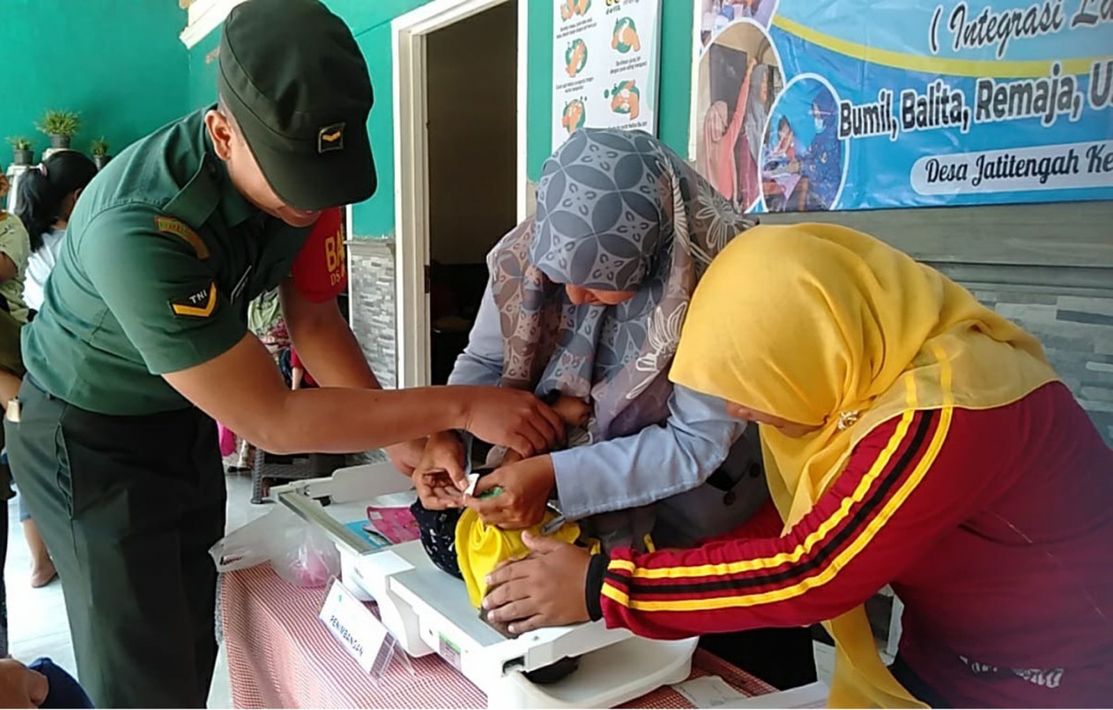 Serda Agis Eka Bersama Kader Posyandu Mendampingi Posyandu Balita