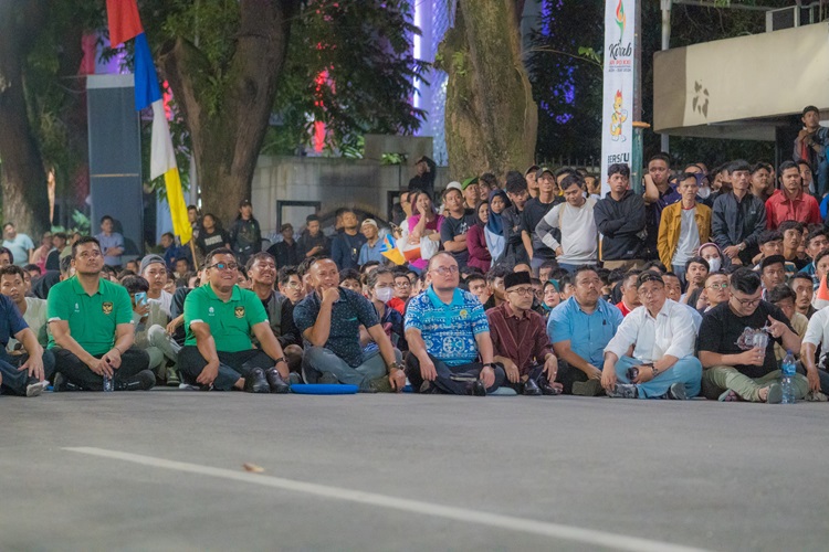 Bobby Nasution dan Ribuan Warga Duduk Lesehan di Jalan Imam Bonjol Medan