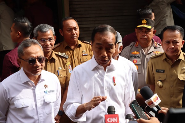 Kapolda Sumut Mendampingi Presiden Jokowi, Meninjau Harga Bahan Pokok di Pasar Deli Mas