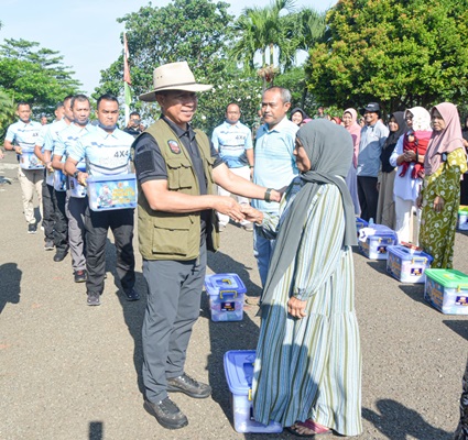 Panglima TNI Membagikan Ratusan Paket Sembako dan Tanam Pohon di PMPP TNI