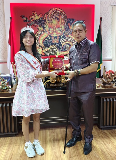 Ketua DPRD Medan Menerima Nadin Regina, Juara Best Photogenic Miss Tionghoa 2024