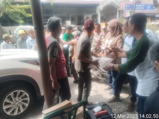 Alumni SMAN 4 Medan Stambuk '89 Berbagi Sembako di Medan