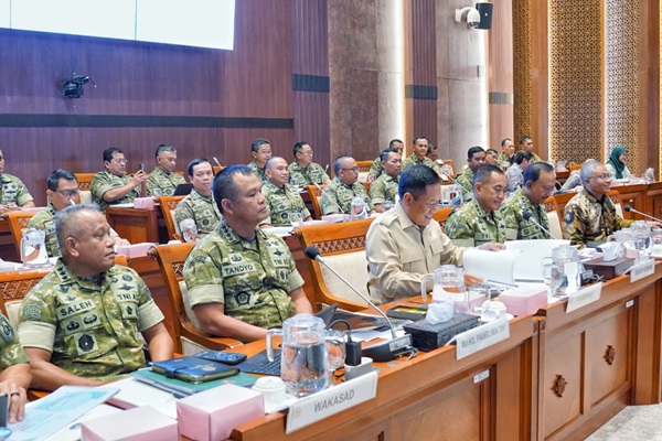 Penguatan Alutsista Menjadi Fokus Pembahasan Wapang TNI dan Wamenhan RI dalam Raker Bersama Komisi I DPR RI
